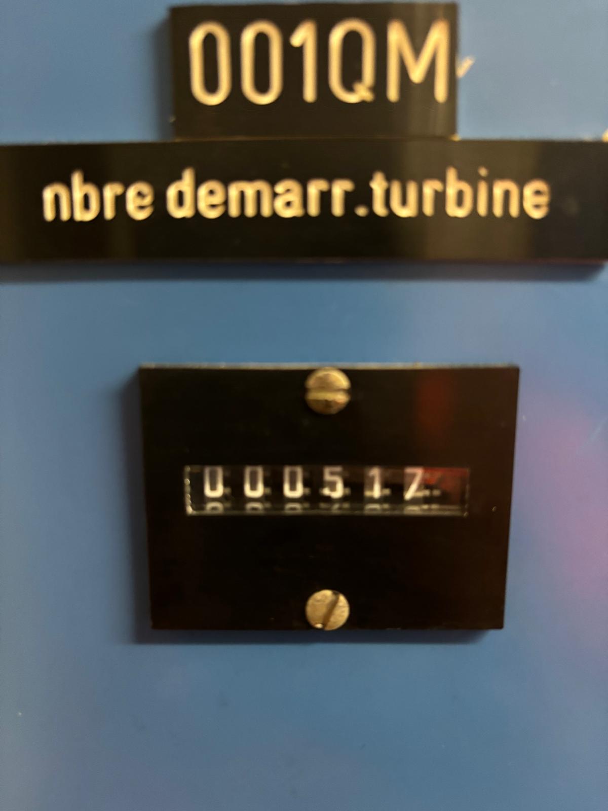 A mechanical counter with the label nbre demarr. turbine displays the number 000517, mounted on a blue panel labeled 001QM above it.